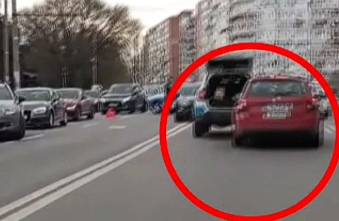 O șoferiță începătoare a intrat cu mașina în autospeciala de poliție / foto: captură video
