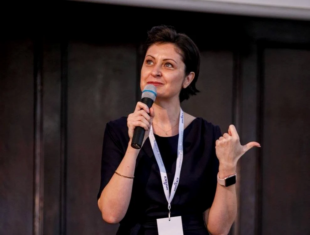 Claudia Chiru, învăţătoarei instruită la
Oxford care implementează
un nou stil de predare aplicată în şcolile din România