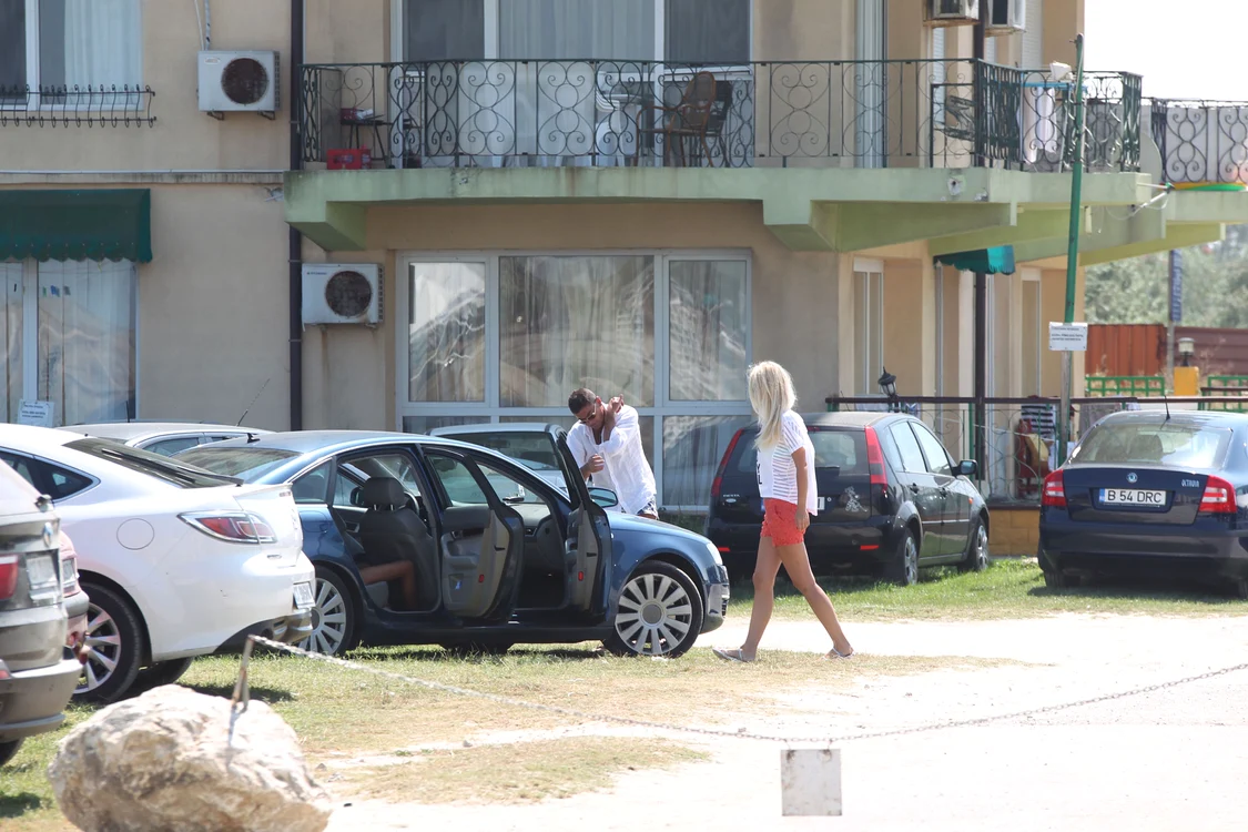 9 august - În următorul weekend a plecat la mare cu o blondă