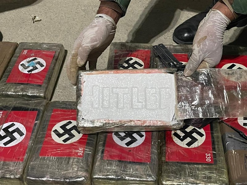 Droguri ambalate în pachete inscripţionate cu steagul nazist. Substanțele interzise urmau să ajungă în Europa