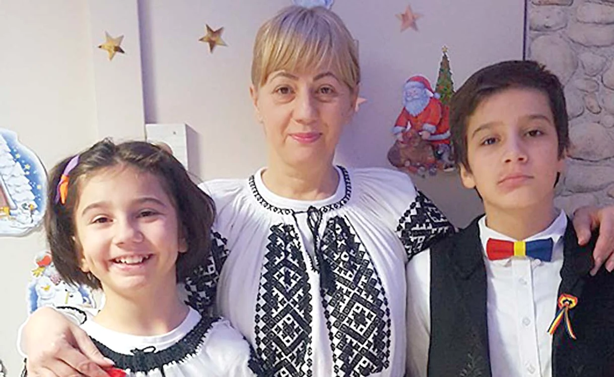 
    Kassandra Rotariu, alături  de mamă şi de fratele său  