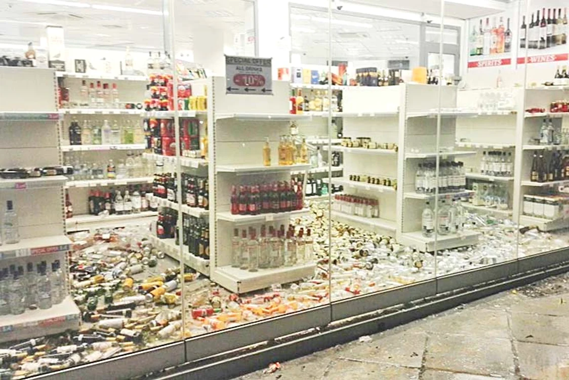 Magazinele din Kos  arătau ieri ca după  bombardament