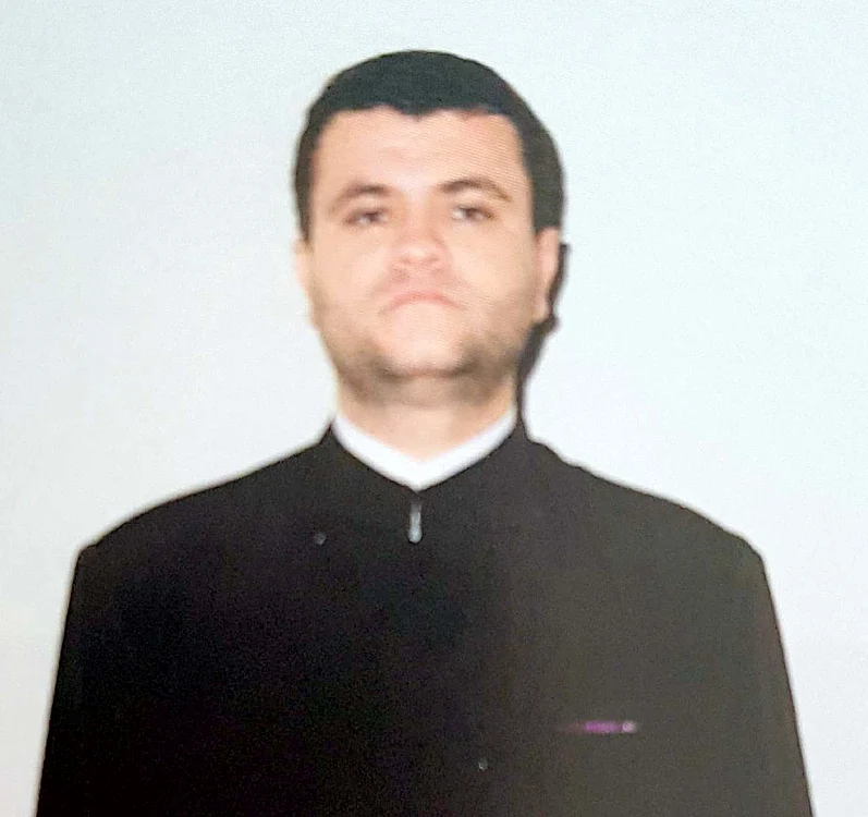 Părintele Paul Pârlica  spune că are doar un depozit de obiecte funerare