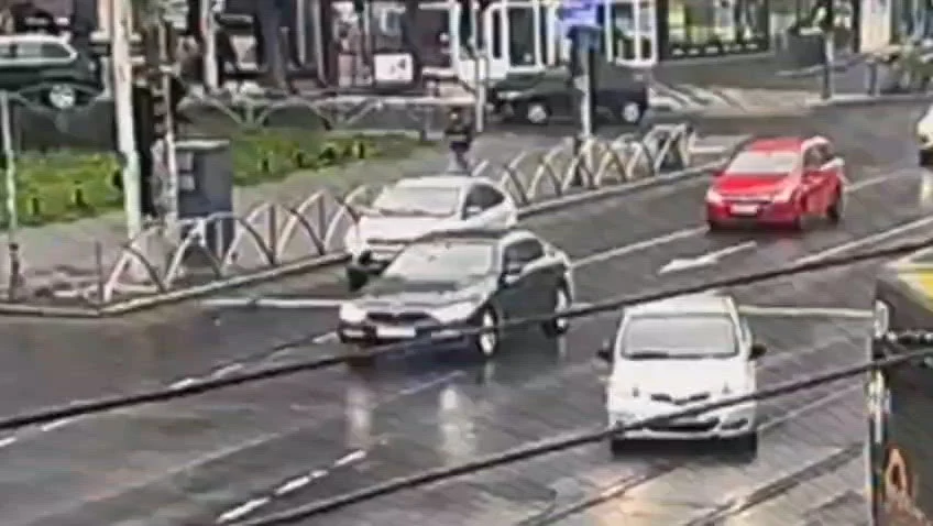 Momentul în care un bărbat se prăbușește pe un trotuar din Capitală. Doi polițiști care patrulau în zonă l-au resuscitat