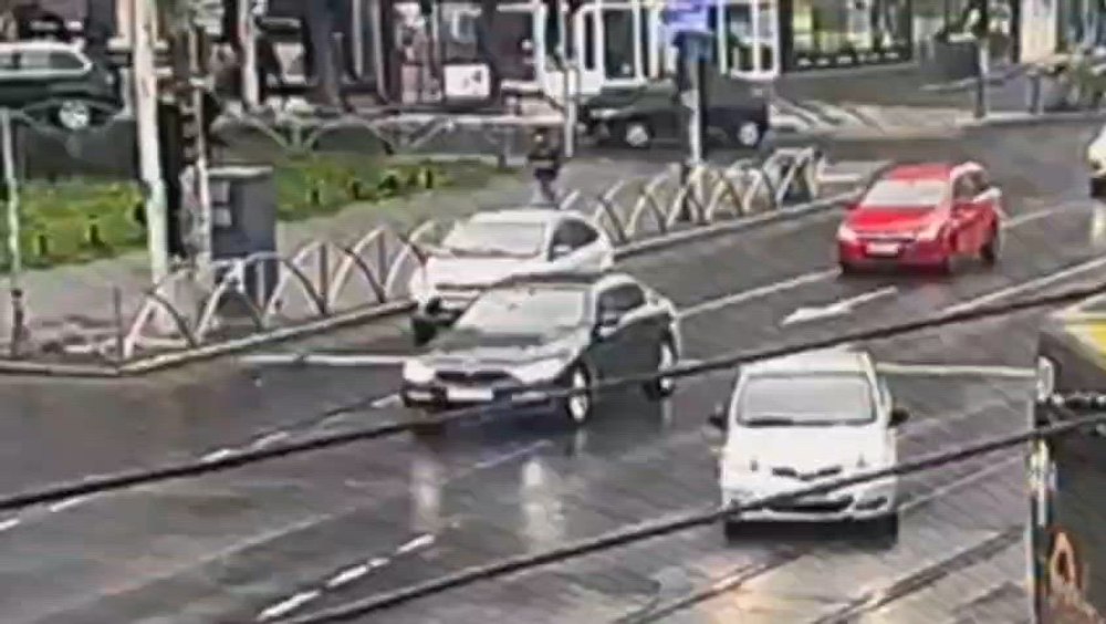 Momentul în care un bărbat se prăbușește pe un trotuar din Capitală. Doi polițiști care patrulau în zonă l-au resuscitat