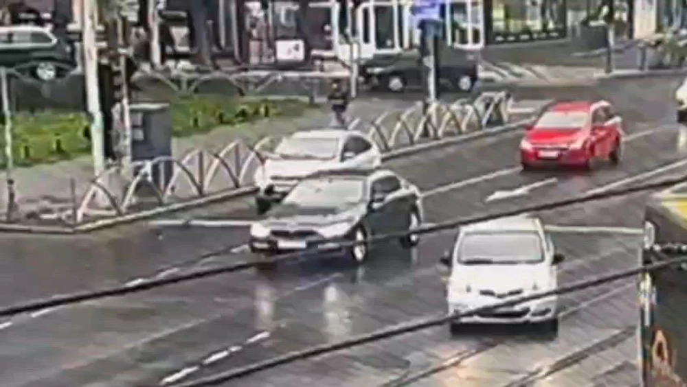 Momentul în care un bărbat se prăbușește pe un trotuar din Capitală. Doi polițiști care patrulau în zonă l-au resuscitat