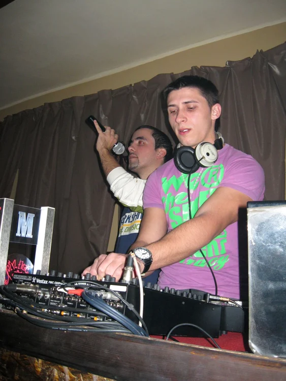MC Liv şi DJ Bury,surprinşi la "datorie"