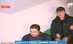 Cristian Cioacă, ridicat în cătuşe din apartamentul său din Piteşti  (captură Antena 1) jpeg