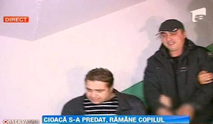 Cristian Cioacă, ridicat în cătuşe din apartamentul său din Piteşti. (captură Antena 1)