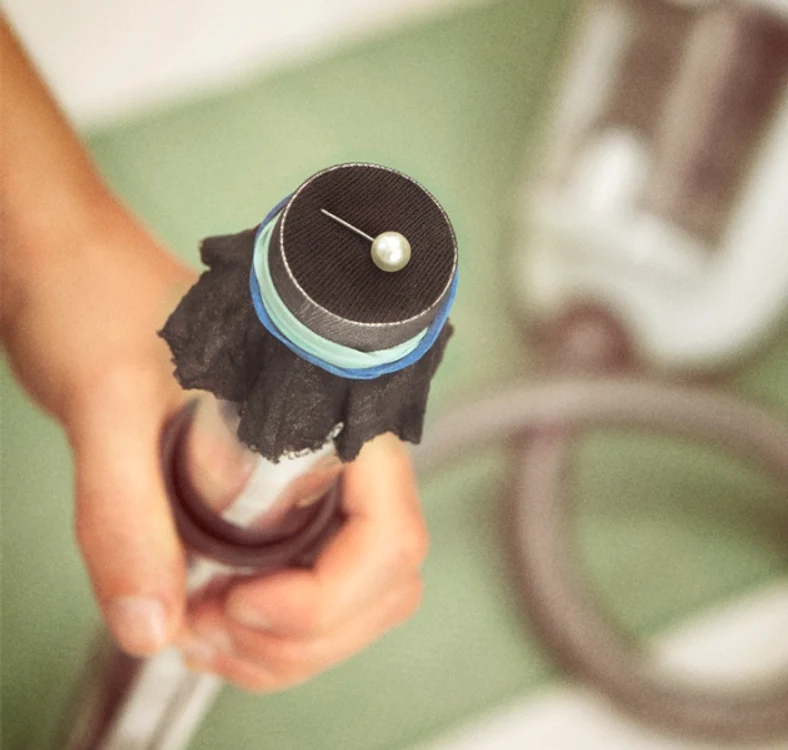 Aşa poţi recupera obiectele mici, pierdute în locuri inaccesibile sau într-un covor pufos. Fotografii: easy-tips.tumblr.com