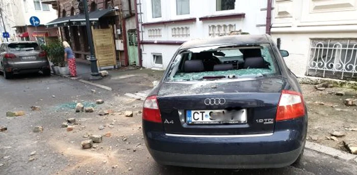 
    Mașinile parcate au suferit daune serioase după ce au fost luate la țintă, de pe acoperiș de afaceristul supăratFoto: focuspress.ro  