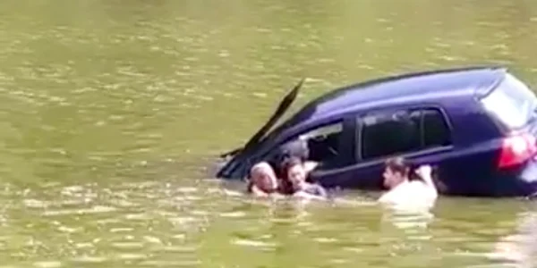 maşină în lacul Ciric din Iaşi