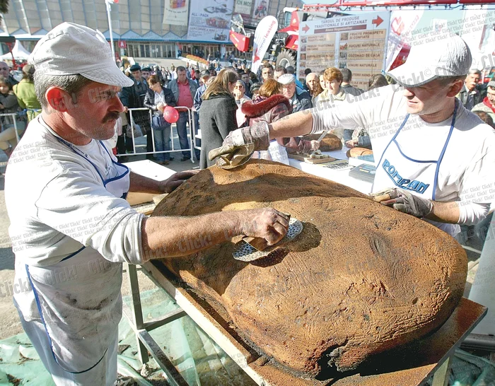 După ce a fost scoasă din cuptor, pâine a fost bătută de coaja arsă şi împărţită vizitatorilor (Fotografii: Dorin Constanda)