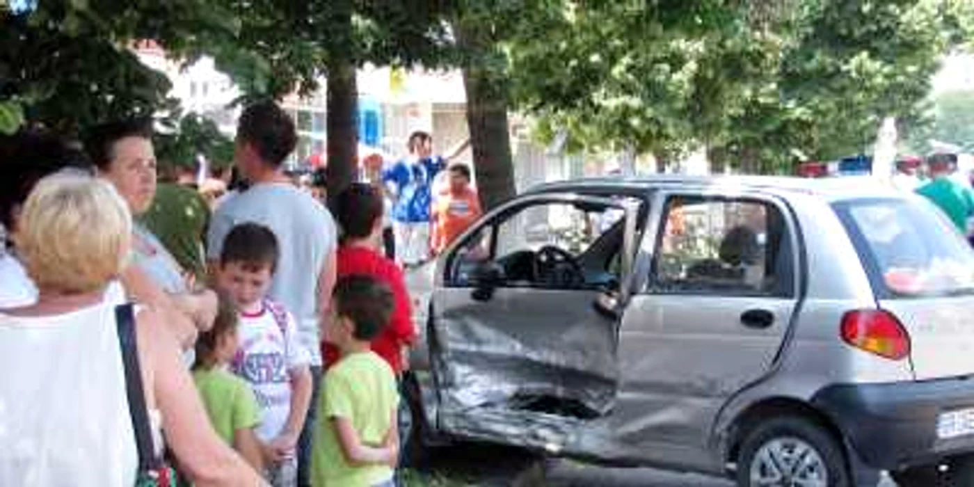 Forţa impactului a trimis Matizul peste bordură