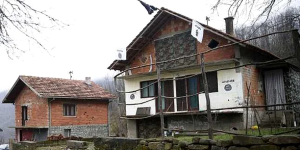 Un sat din Bosnia Hertegovina arboreaza steagul Statului Islamic FOTO Daily Mail
