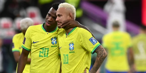Neymar și Vinicius Junior la finalul partidei dintre Croația și Brazilia de la campionatul Mondial de fotbal din Qatar. FOTO EPA-EFE 