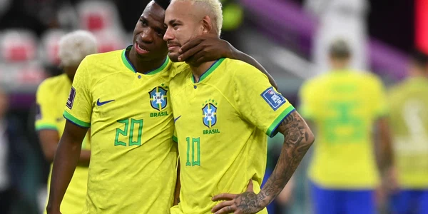 Neymar și Vinicius Junior la finalul partidei dintre Croația și Brazilia de la campionatul Mondial de fotbal din Qatar. FOTO EPA-EFE 