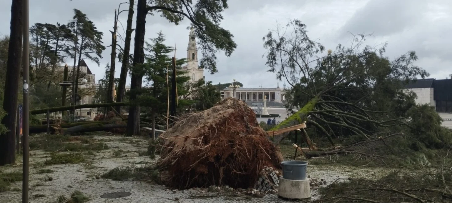 Furtuna Kristin face ravagii în Portugalia și Spania. Cel puțin cinci morți și mii de persoane afectate