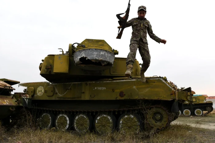 Soldat afgan celebrând victoria pe un tanc sovietic capturat FOTO EPA-EFE