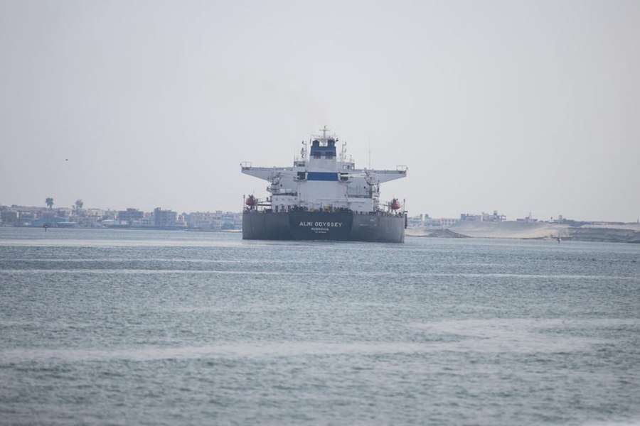 Un remorcher s-a scufundat în canalul Suez după o coliziune cu un petrolier. Un membru al echipajului a murit