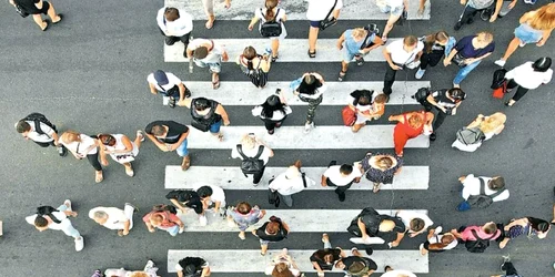 Oameni pe strada - populatie FOTO Shutterstock