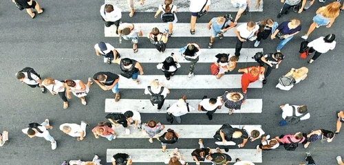 Oameni pe strada - populatie FOTO Shutterstock