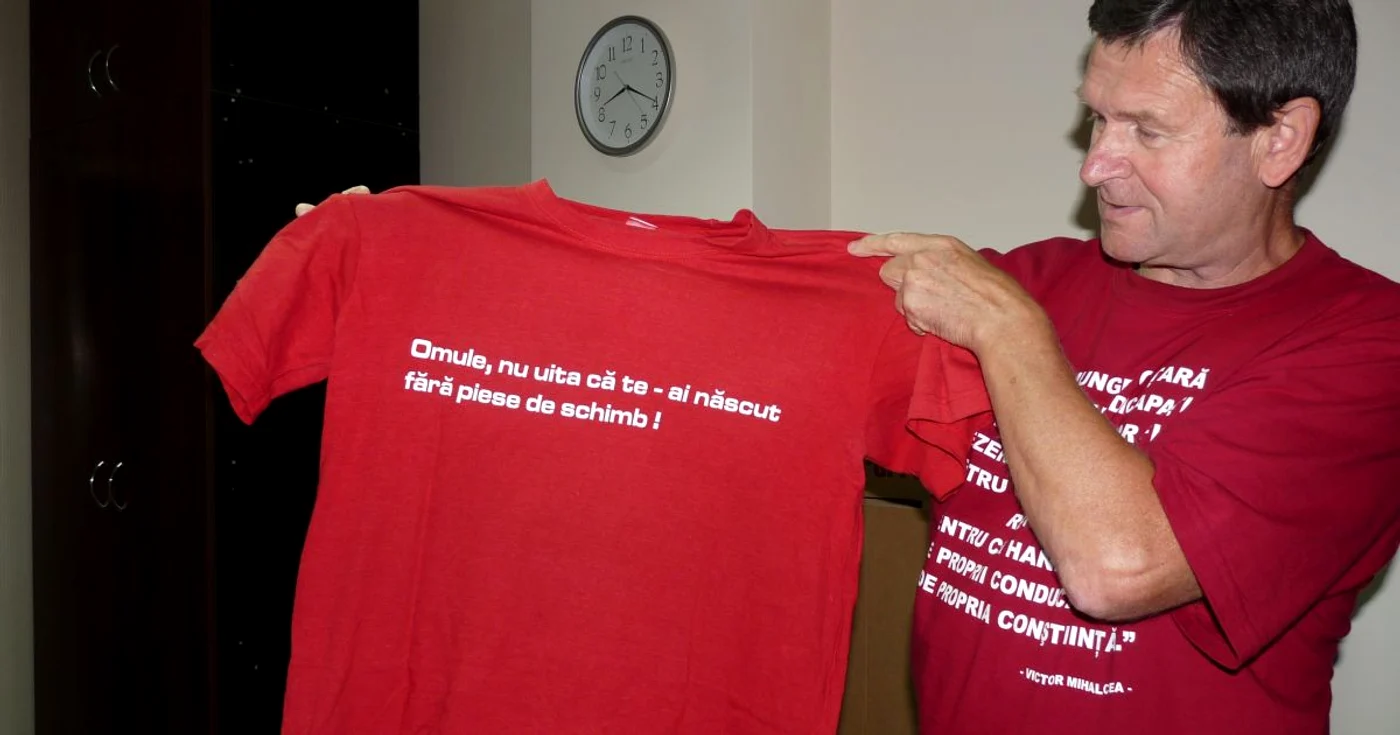 Cornel Micșa poartă zilnic câte un tricou personalizat, cu un citat inedit 