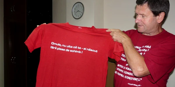 Cornel Micșa poartă zilnic câte un tricou personalizat, cu un citat inedit 