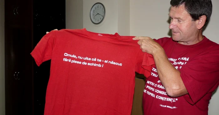 Cornel Micșa poartă zilnic câte un tricou personalizat, cu un citat inedit