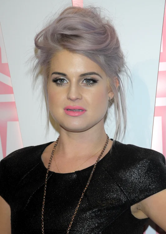 Lui Kelly Osbourne îi vine de minune acest look!