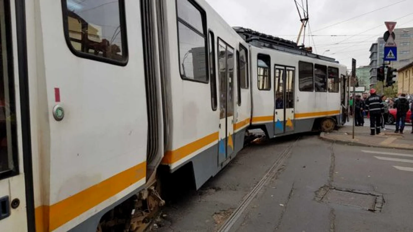 O echipă STB se află la locul accidentului şi încearcă să repună tramvaiul pe linie. Foto: Mediafax