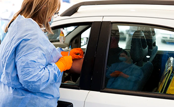 „Vaccinarea este calea”, arată profesorul Dorel SăndescFoto: Inquam Photos