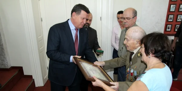 Veteranul de război col r Emil Veţeleanu din Râmnicu Vâlcea - Cetăţean de Onoare al Municipiului Râmnicu Vâlcea Foto Primăria Râmnicu Vâlcea