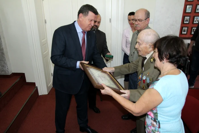 Veteranul de război col r Emil Veţeleanu din Râmnicu Vâlcea - Cetăţean de Onoare al Municipiului Râmnicu Vâlcea Foto Primăria Râmnicu Vâlcea