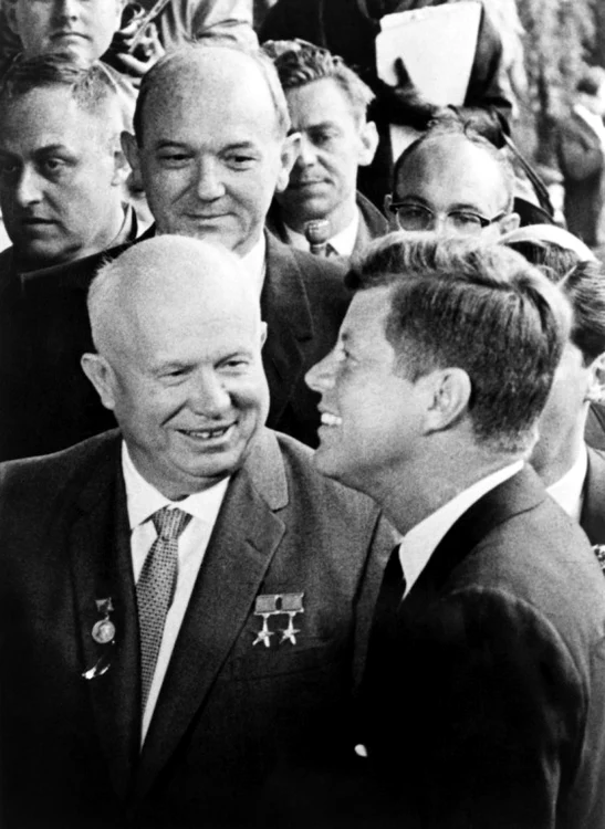 Nikita Hruşciov (stânga) şi John Kennedy (dreapta) FOTO AFP