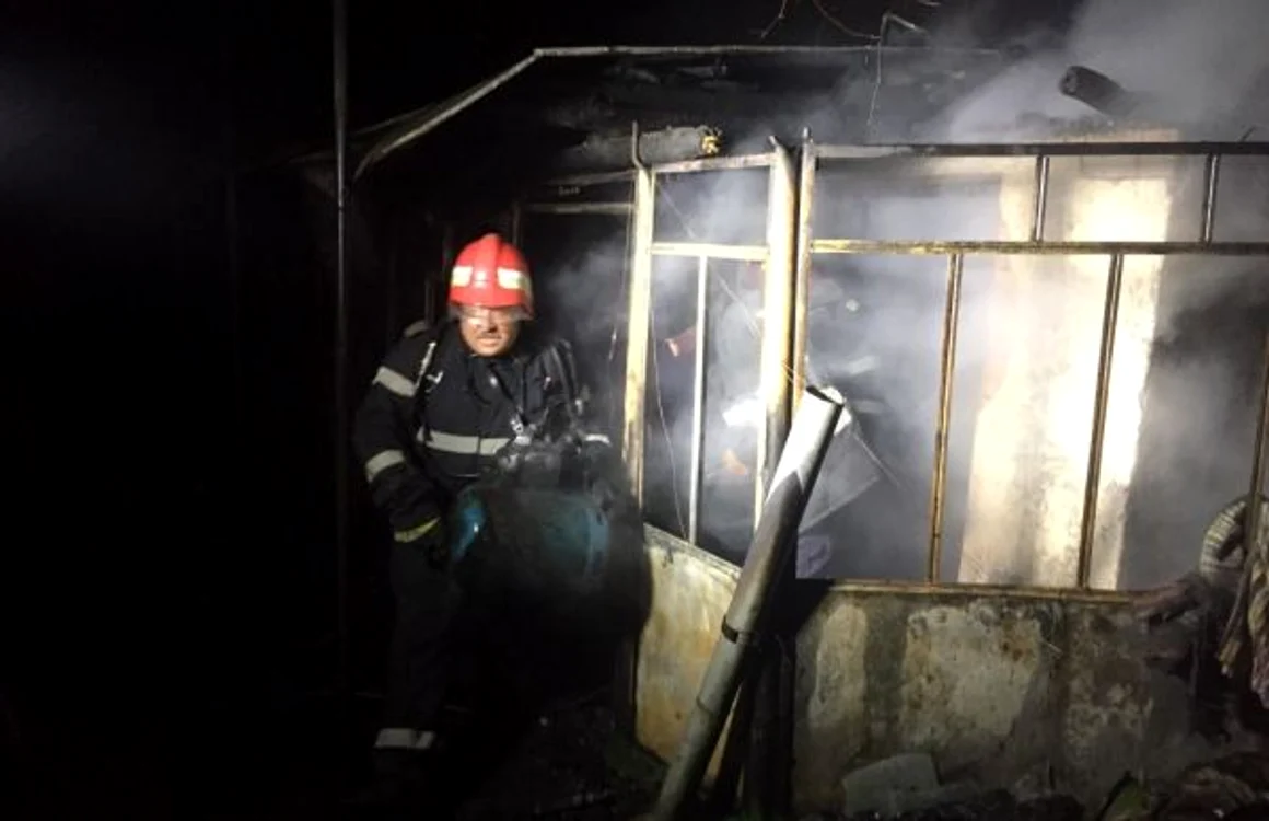 Pompierii nu l-au mai putut salva pe bătrân FOTO ISU Ialomiţa