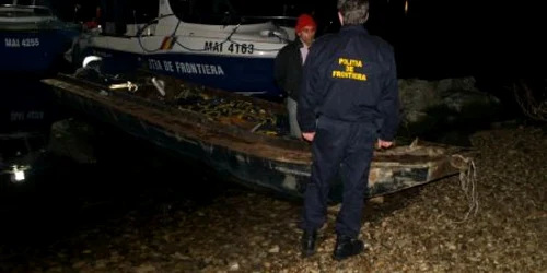  Bărbatul a fost reţinut după ce poliţiştii de frontieră au tras în motorul bărcii