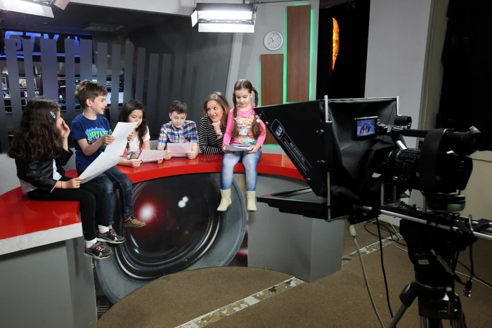 
    Ioana Maria Moldovan, vedetă Prima Tv şi profesoară în cadrul şcolii, le-a arătat micuţilor cum se citeşte de pe prompterFoto: Sever Gheorghe  
