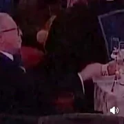 omul cu salata continua sa manance in timpul atacului armat in SUA Video Facebook mp4 thumbnail png