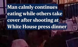 omul cu salata continua sa manance in timpul atacului armat in SUA Video Facebook mp4 thumbnail png