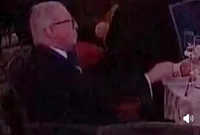 omul cu salata continua sa manance in timpul atacului armat in SUA Video Facebook mp4 thumbnail png