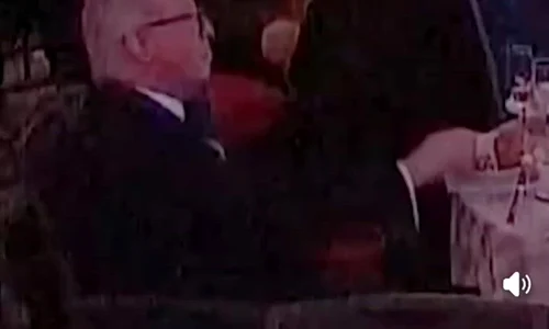 omul cu salata continua sa manance in timpul atacului armat in SUA Video Facebook mp4 thumbnail png