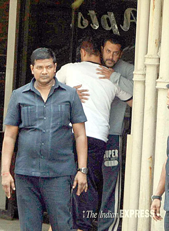 Salman Khan, îmbrăţişat de rude