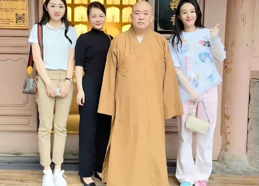 Afaceri și femei. Călugărul șef al renumitului templu Shaolin din China, cercetat pentru deturnare de fonduri și relații „nepotrivite”