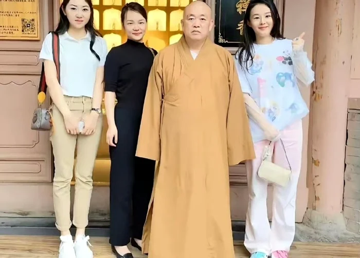 Afaceri și femei. Călugărul șef al renumitului templu Shaolin din China, cercetat pentru deturnare de fonduri și relații „nepotrivite”