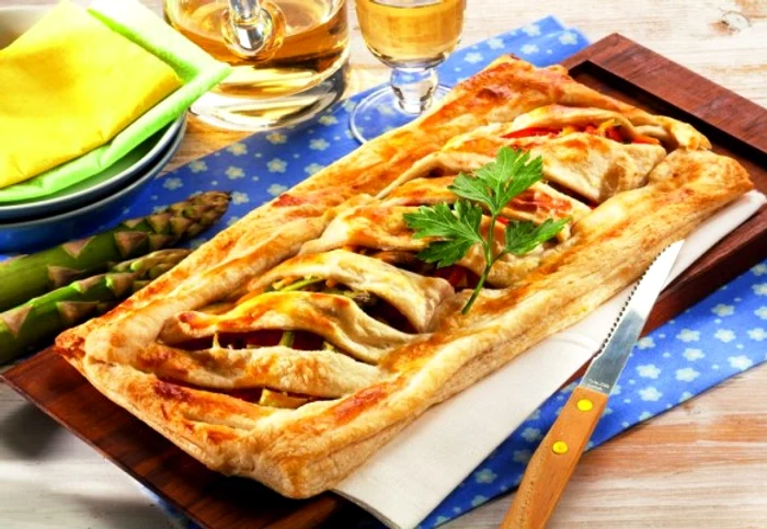 Descoperă o reţetă simplă de plăcintă cu ardei şi praz!clickpoftabuna.ro