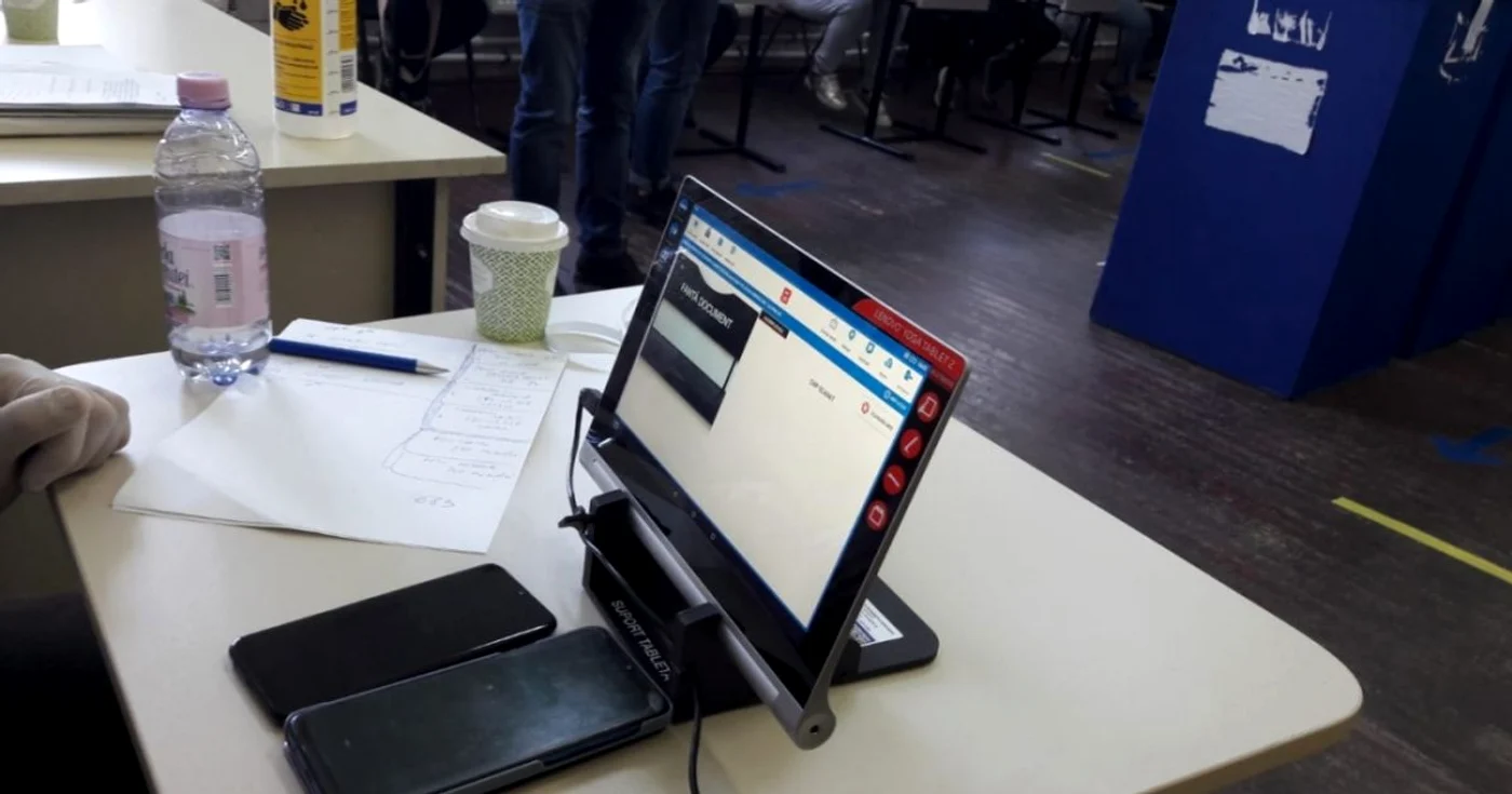 În mod curios, la identificarea bărbatului în secţia de vot nimeni n-a sesizat că acesta foloseşte documentul de identitate al unei femei FOTO: Alina Mitran