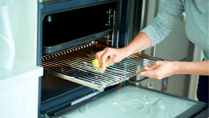 Cum să curățați grătarele murdare ale cuptorului.