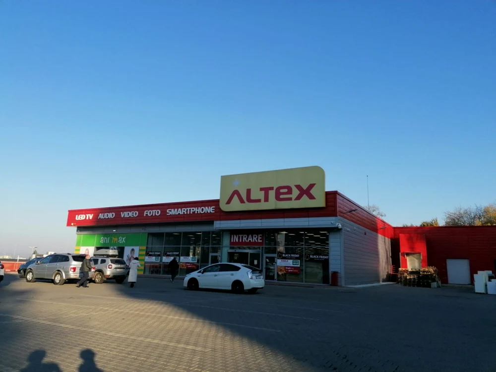 Bărbatul era angajatul unei firme de pază care asigură securitatea complexului comercial ALTEX Slatina FOTO: Alina Mitran