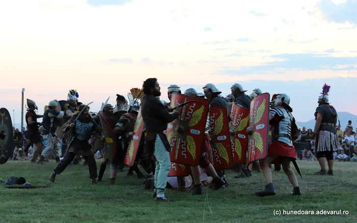Luptă între daci și romani. Reconstituire. Foto: Daniel Guță ADEVĂRUL